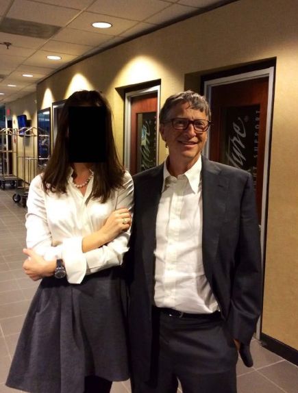 بيل غيتس مع امرأة