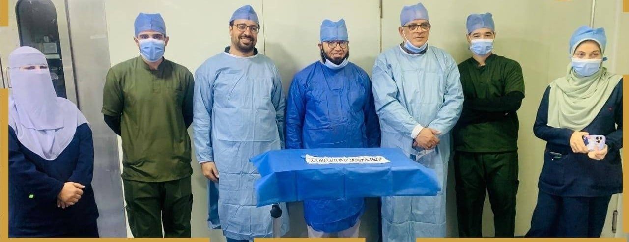 الفريق الطبي المستخرج المسامير من معدة مريضة