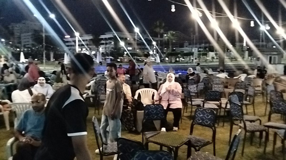 أهالى الإسماعيلية يحشدون أمام شاشات العرض،فيتو