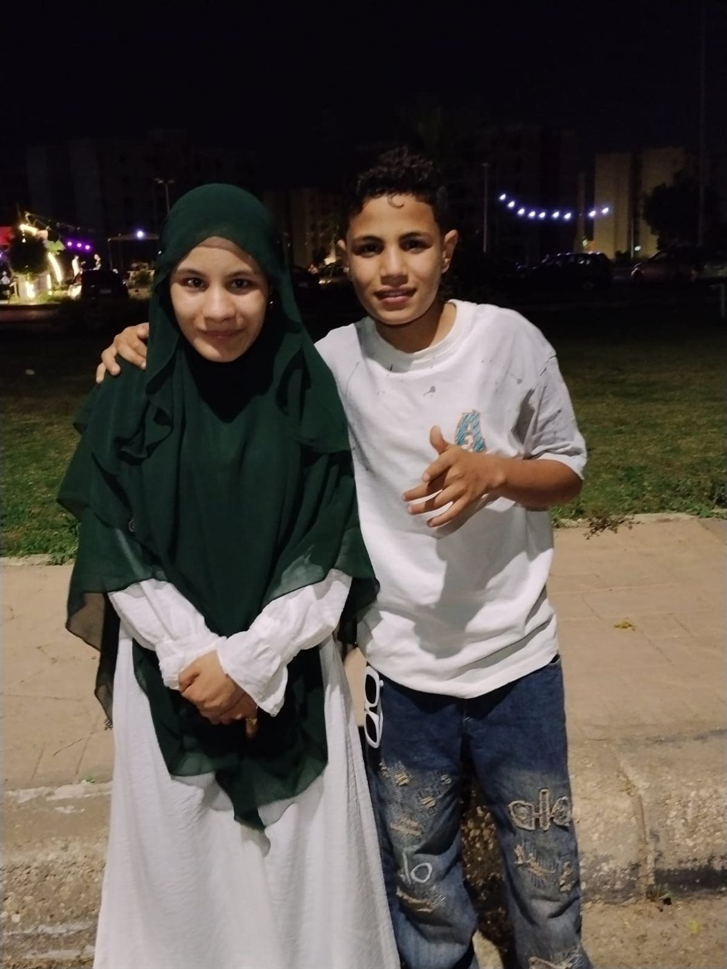 اسينات وشقيقتها 