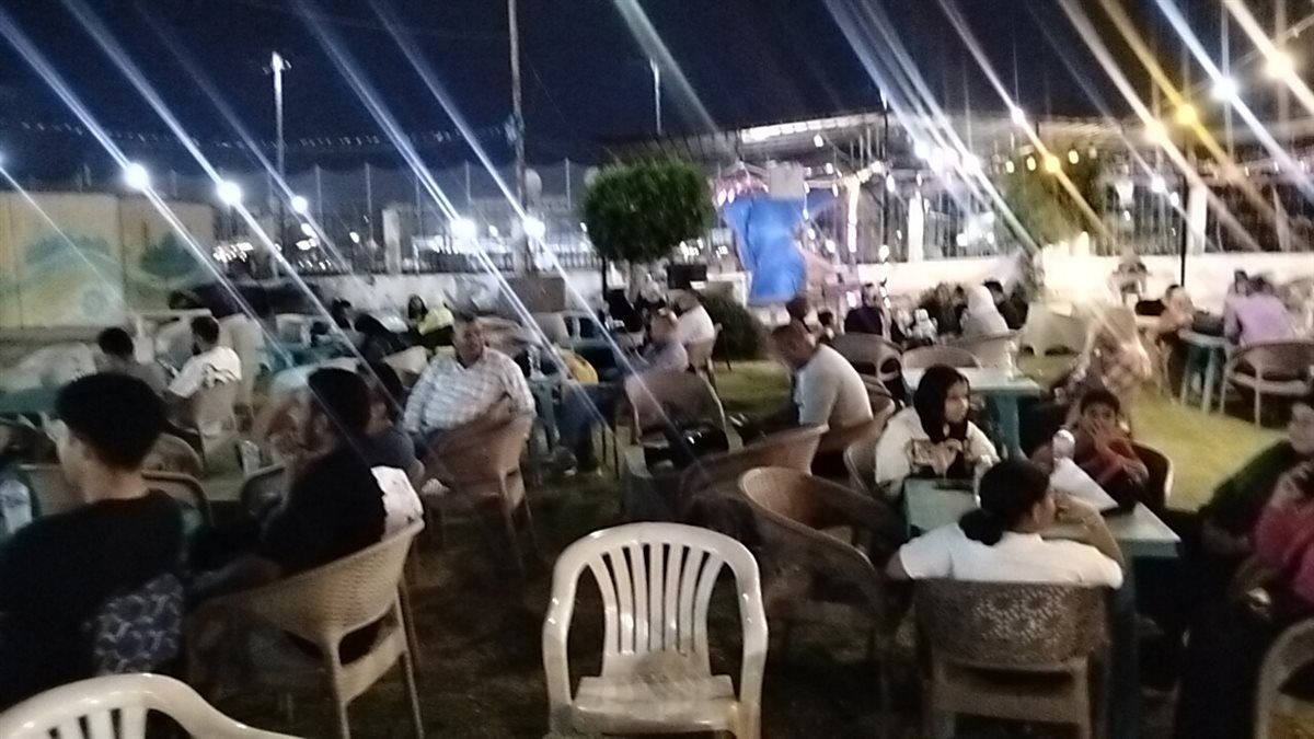 أهالى الإسماعيلية يحشدون أمام شاشات العرض،فيتو