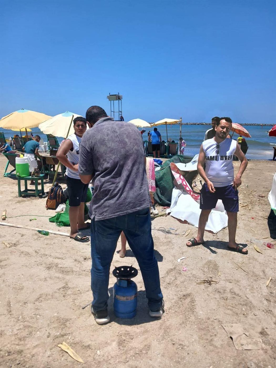 الوحدة المحلية تزيل المخالفات بشاطئ رأس البر