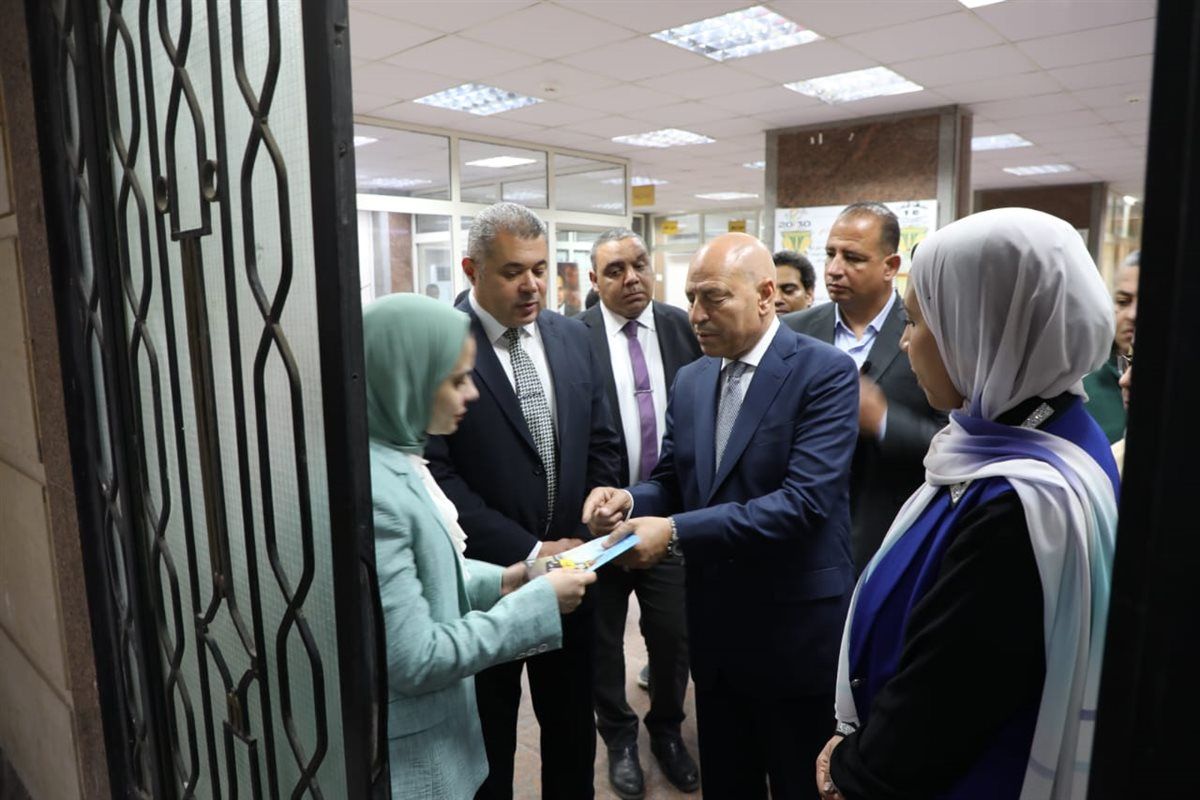محافظ القاهرة يتفقد المركز التكنولوجى لخدمة المواطنين بروض الفرج