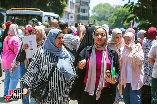 الأمهات يرافقن بناتهن بعد أداء امتحان العربي