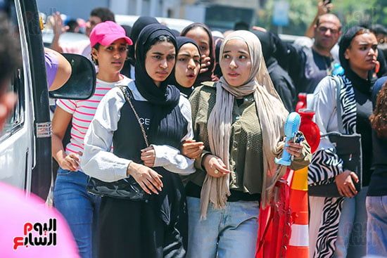خروج طالبات الثانوية العامة من اللجان بعد أداء امتحان اللغة العربية