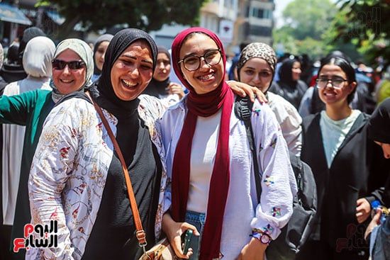 طالبات الثانوية العامة بعد أداء امتحان اللغة العربية (2)