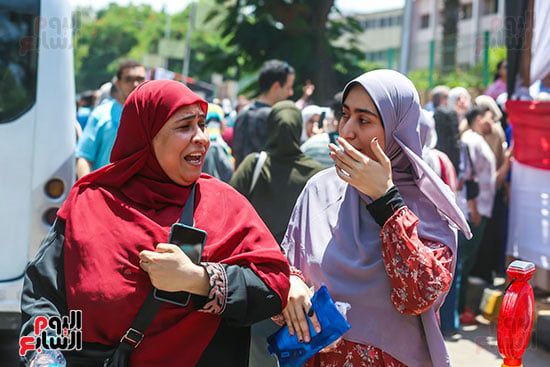أم وابنتها بعد امتحان اللغة العربية