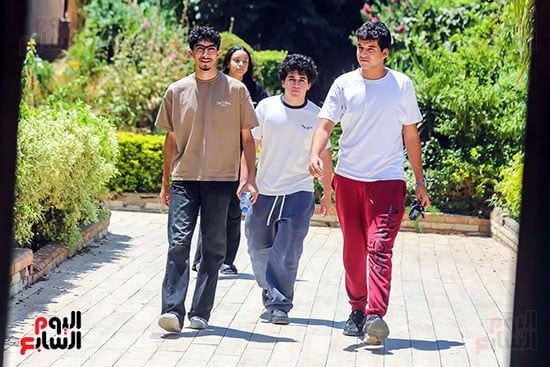 طلاب الثانوية العامة  بعد امتحان العربى