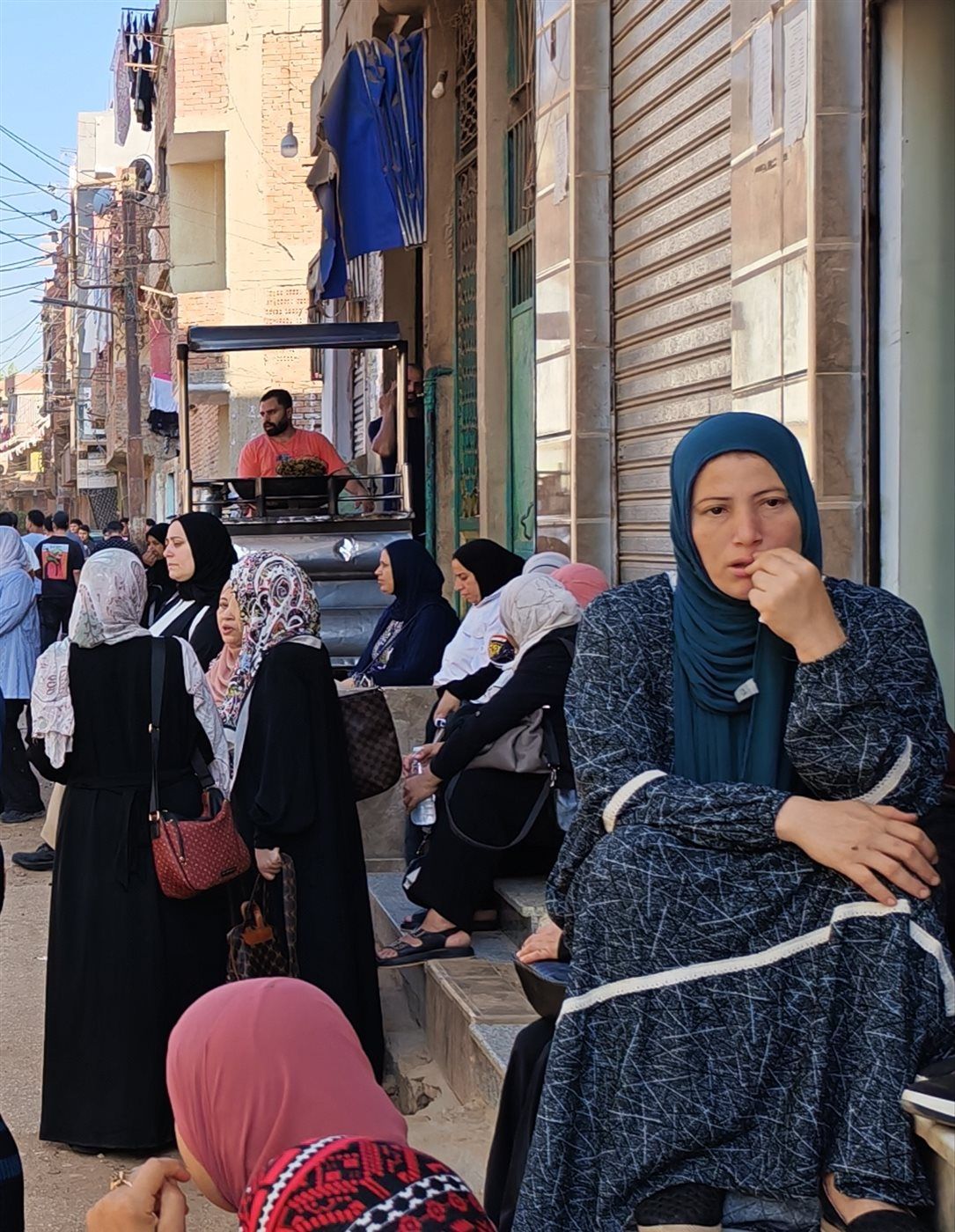 أولياء أمور طلاب الثانوية العامة يفترشون الشوارع بمحيط لجان الغربية