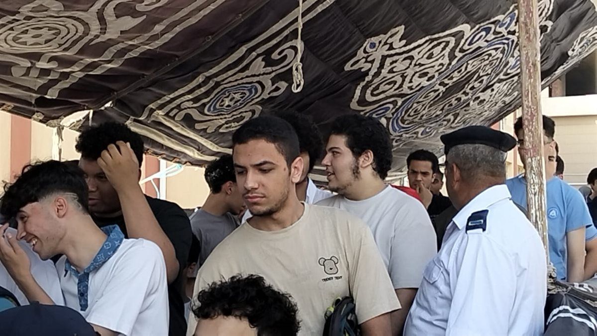 جانب من توافد الطلاب على اللجان، فيتو