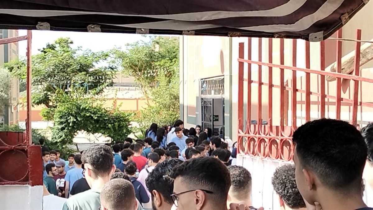 جانب من توافد الطلاب على اللجان، فيتو