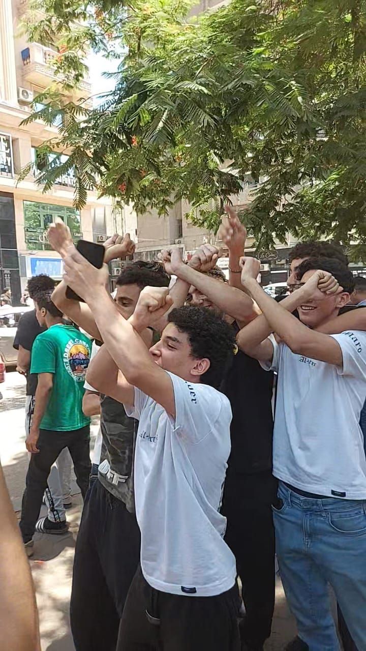 طلاب الثانوية العامة يدعمون حسام حسن بعد الامتحان طلاب الثانوية العامة يدعمون حسام حسن بعد الامتحان