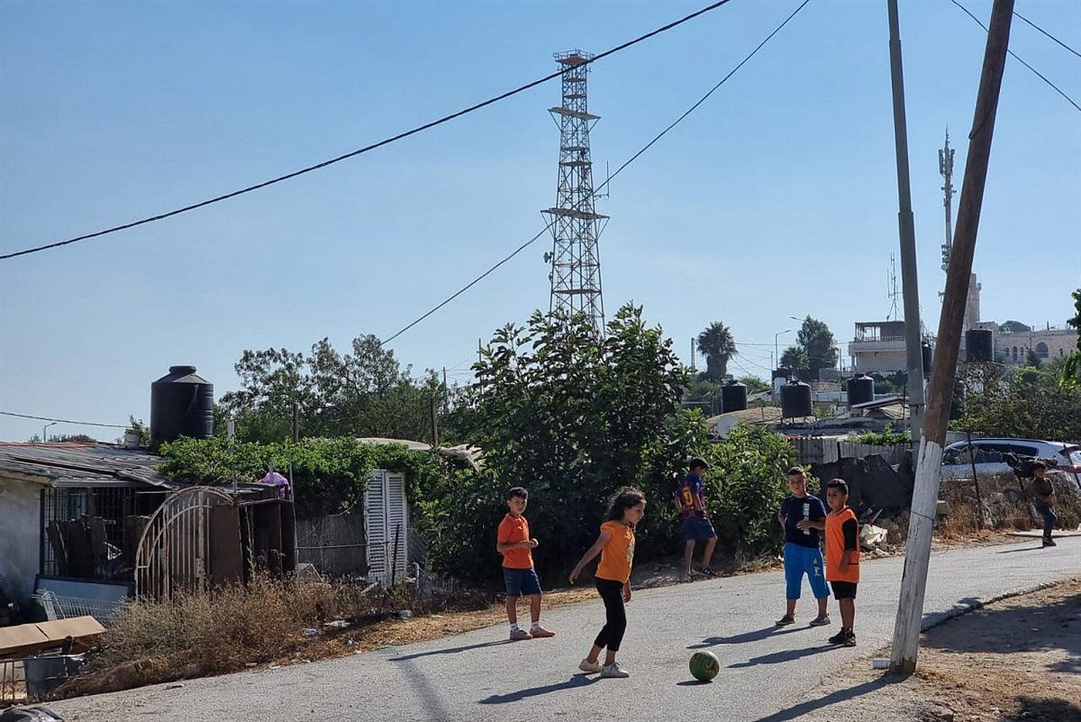أطفال فلسطينيون يلعبون كرة القدم في قرية النبي صموئيل