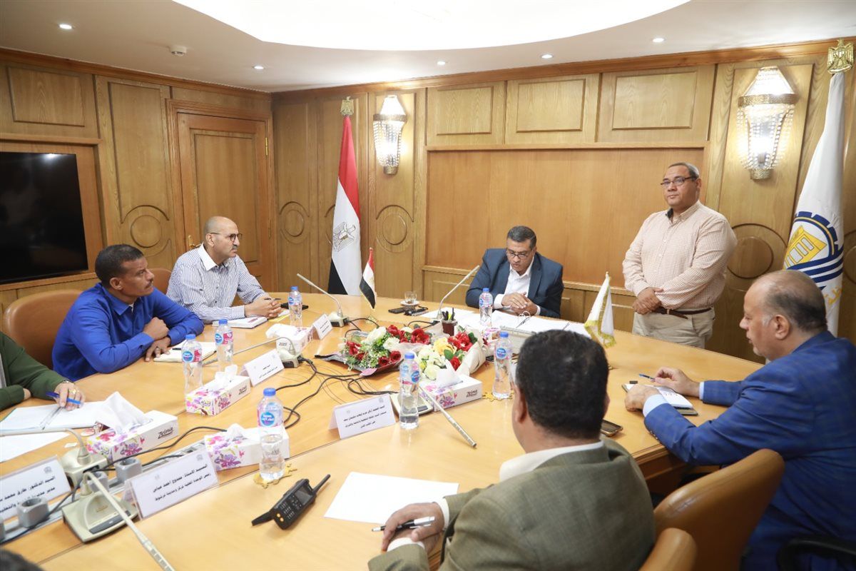 اجتماع محافظ قنا 