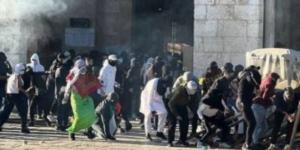 مئات المستوطنين يقتحمون باحات المسجد الأقصى بحماية شرطة الاحتلال