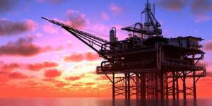 النفط يرتفع مع ترقب السوق لمخاطر الإمدادات الإيرانية والروسية