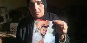 والدة «عبدالعزيز» بعد العثور عليه مقتولاً عقب اختفائه عام وشهرين بالشرقية : المتهم حرق قلبي على ابني