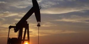النفط يتراجع من أعلى مستوياته منذ 2022