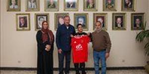 الخطيب يستجيب لطلب مشجع من ذوي الهمم بعد تأثره بخروج الأهلي من بطولة إفريقيا