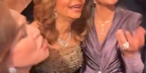 كأنه ابنها.. رقص ليلى علوي في خطوبة نور نجل عمرو أديب ولميس الحديدي| صور