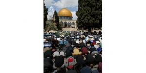 100 ألف فلسطيني يؤدون أول صلاة جمعة في المسجد الأقصى بعد إعادة فتحه