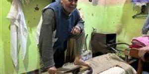 حرفة لا تموت .. قصة كفاح عم «محمد» مع مكواة الرجل بالشرقية