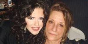 ستة سنوات سوداء.. دنيا عبد العزيز تحيي الذكرى السادسة لوفاة والدتها