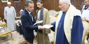 بالصور.. محافظ المنوفية يسلم تعويضات مالية لأسر ضحايا طنوب