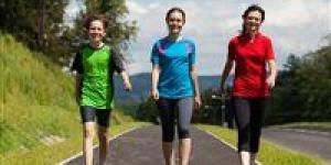 المشي بعد تناول الطعام.. تعزيز للهضم وفوائد صحية متعددة