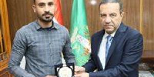 بعد موقفه البطولي.. محافظ المنوفية يكرم "أحمد البرماوي" ويهديه درع المحافظة ومكافأة مالية تقديرًا لشجاعته