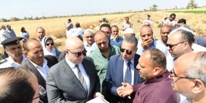 محافظ الفيوم يفتتح موسم حصاد القمح بأحد الحقول الزراعية بقصر رشوان