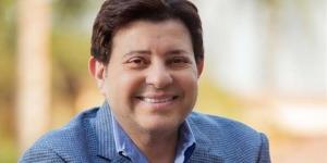 باكيًا على الهواء.. مصطفى كامل: هاني شاكر عمل عملية استئصال قولون وعضلة القلب وقفت