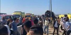 إصابة شخصين في تصادم سيارتين بطريق السويس الصحراوي