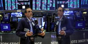 الأسهم الأمريكية تغلق منخفضة مع تراجع النفط