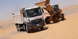 إزالة الكثبان الرملية وفتح طرق قرى الثمانين بالوادي الجديد