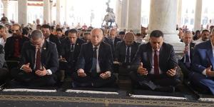 احتفالا بالعيد القومي، محافظ القاهرة يؤدى صلاة الجمعة في أقدم مسجد بأفريقيا