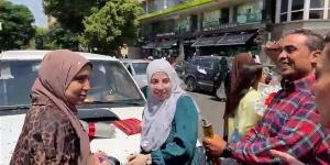 ولي أمر يحتفل بانتهاء ابنته من امتحانات الثانوية العامة بهذه الطريقة (فيديو)