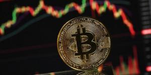 تراجع البيتكوين وسط ترقب قرار الفيدرالي بشأن الفائدة