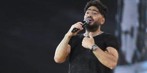 بالأسود، أول ظهور لتامر حسني في حفله الساحل بعد وفاة والده، ماذا قال للجمهور (صور) - النيل نيوز