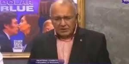 لحظات صادمة أمام الكاميرات.. وفاة زعيم المعارضة الأرجنتيني أثناء مناظرة حية