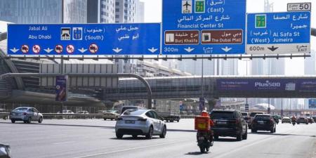 تعرف إلى شروط قيادة دراجات التوصيل في مسارات دبي السريعة..وقيمة المخالفات