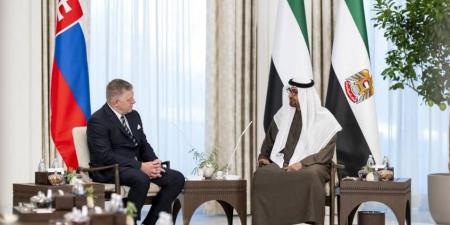 محمد بن زايد ورئيس وزراء سلوفاكيا: تعزيز الحوار والدبلوماسية لمعالجة القضايا والأزمات