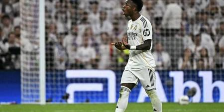 رد فعل غاضب من فينيسيوس بعد استبداله في مباراة ريال مدريد وبرشلونة