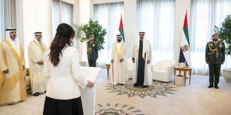 أمام رئيس الدولة وبحضور نائبيه.. 3 وزراء في حكومة الإمارات يؤدون اليمين الدستورية (فيديو)