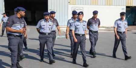 قائد شرطة أبوظبي يزور إدارة المرور والدوريات الأمنية في العين