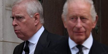 الملك تشارلز يجرد شقيقه آندرو من ألقابه و منزله