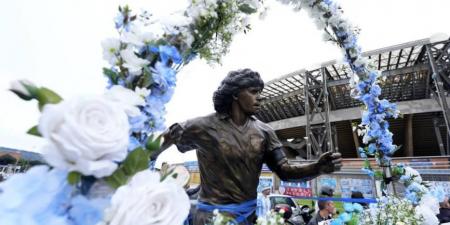 في ذكرى ميلاد أسطورة الأرجنتين.. تمثال مارادونا يجوب شوارع نابولي