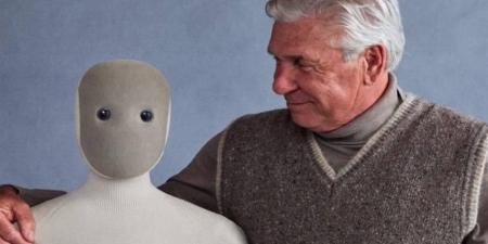 روبوت يتحدث ويطوي الغسيل ويتذكر المناسبات