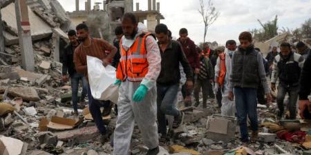 انتشال جثماني شهيدين من أنقاض منزل بحي تل الهوى