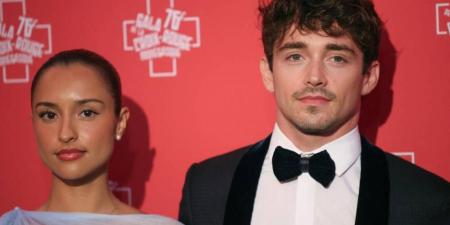 سائق فيراري يعلن خطوبته بخاتم بنصف مليون دولار